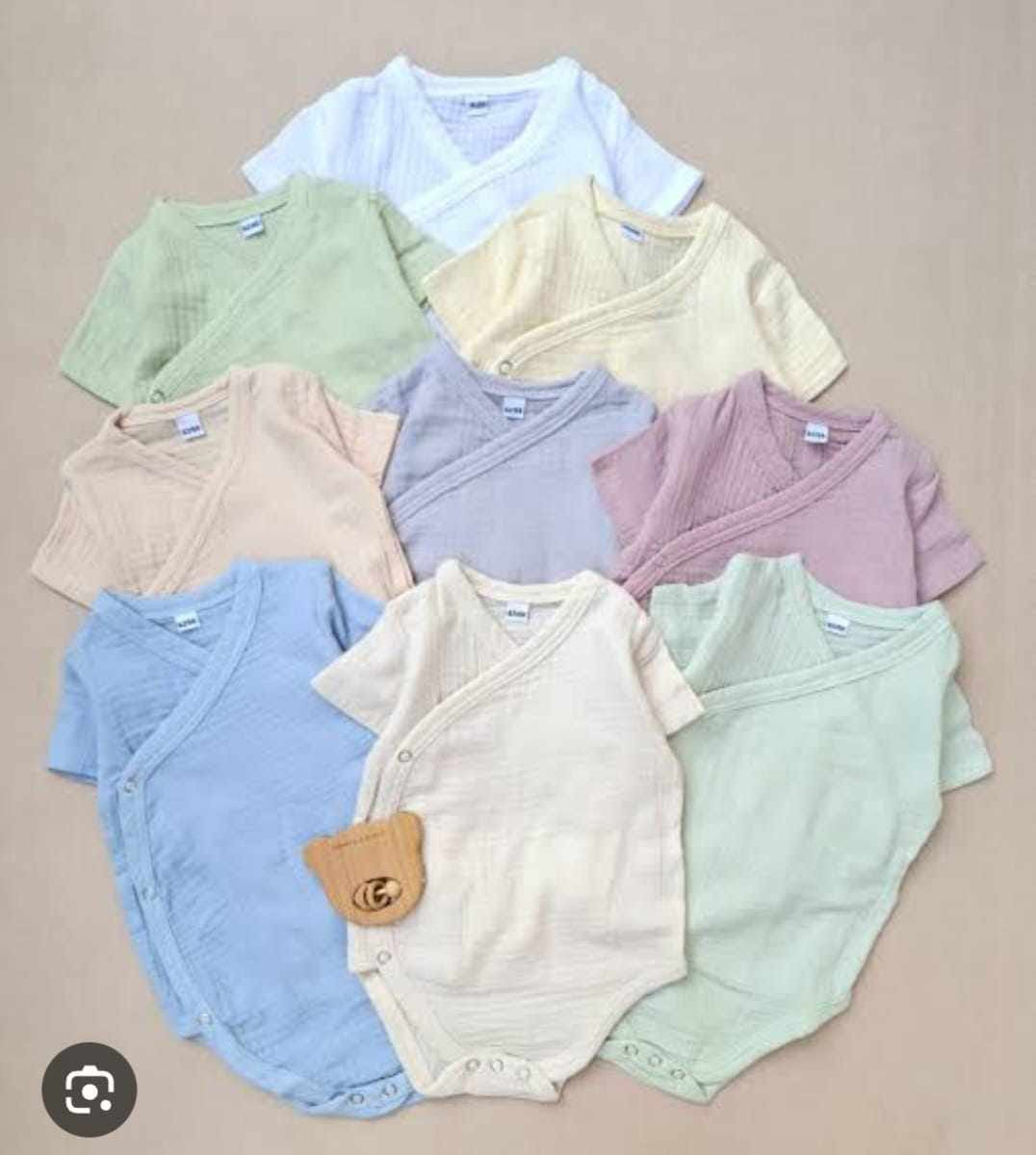 বেবি কিপার ১০ এপিসের কম্বো,কালার চুজ করার অপশন নেই,এড্রেসের সাথে বেবির বয়স এবং জেন্ডার লিখে দিন। প্রতি কালারের এক পিস করে ৫ পিসের সেট মিলিয়ে দিব ইনশাল্লাহ৷